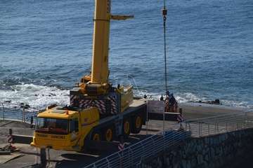 Una grúa de 80 metros trabaja en la reparación del Neptuno en Melenara/TA.